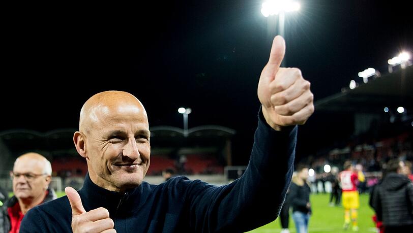 Daumen hoch: Peter Zeidler wird neuer Trainer von Bundesligist VfL Bochum.