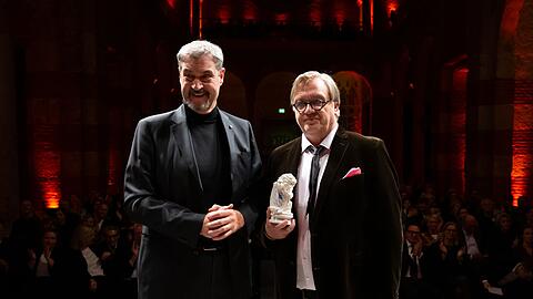 Hape Kerkeling (r) erhielt den Ehrenpreis von Ministerpräsident Markus Söder (CSU).