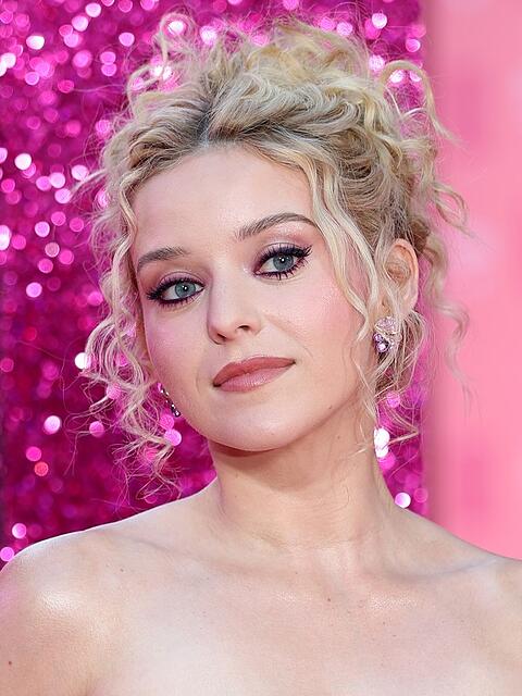 Schauspielerin Lexi Minetree steht als junge Elle Woods vor der Kamera.
