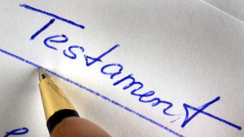 Beim Motiv geht die Anklage davon aus, dass ein Testament eine Rolle gespielt haben k&ouml;nnte. (Symbolbild)