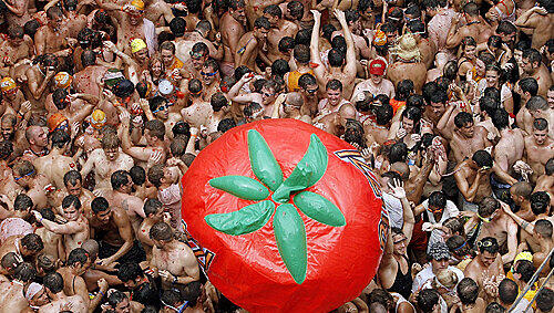 Wo bewirft man sich mit Tomaten? Wo bewirft man sich mit Tomaten?