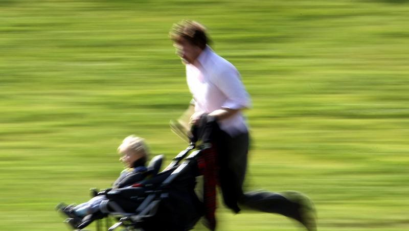 Das ist der sportliche Vater - immer einen Schritt voraus Das ist der sportliche Vater - immer einen Schritt voraus
