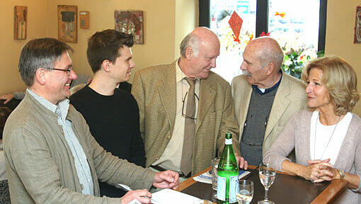 AZ-Redakteur Willi Bock, BI-Vertreter Christian Haase, Michael Lotterschmidt, die Architekten Herrmann Grub, Petra Lejeune. AZ-Redakteur Willi Bock, BI-Vertreter Christian Haase, Michael Lotterschmidt, die Architekten Herrmann Grub, Petra Lejeune.