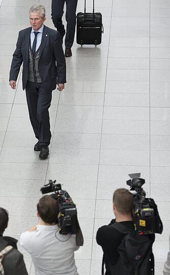 Die Fernsehkameras sind auf Jupp Heynckes gerichtet.