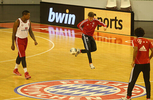 Ballzauberer: Thomas Müller mit den Stars der Bayern Baskets im Audi Dome.