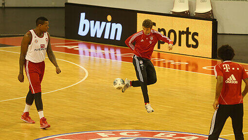 Ballzauberer: Thomas Müller mit den Stars der Bayern Baskets im Audi Dome. Ballzauberer: Thomas Müller mit den Stars der Bayern Baskets im Audi Dome.