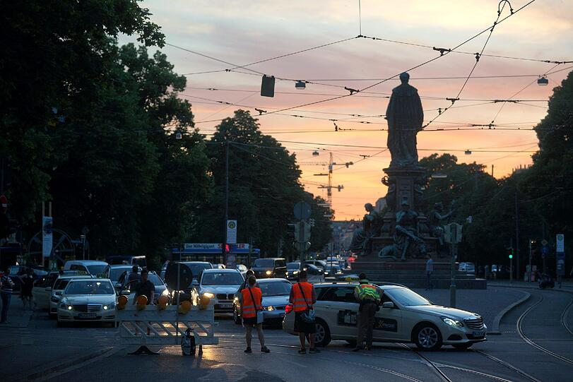 Autofahrer ausgeschlossen: Während die Radler die Straße entlangfuhren, mussten die PKW' warten.