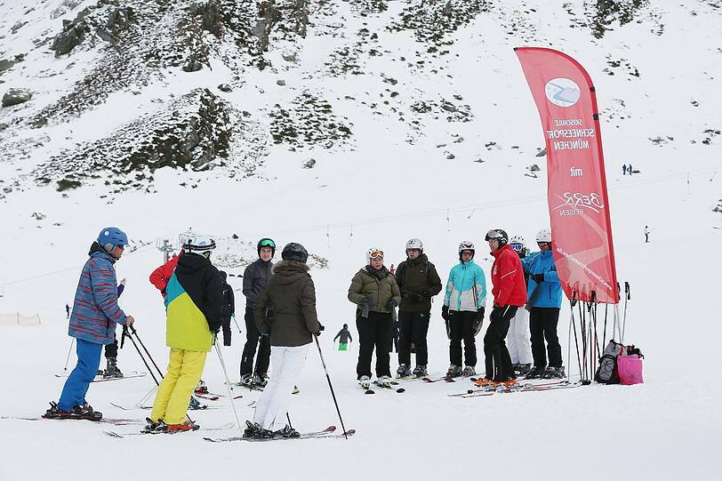 Zum Saison-Start schenkte die AZ 100 Lesern einen exklusiven Pistentag im Zillertal. Die Bilder von der Skigaudi in Hochfügen.