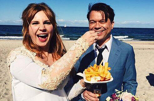 Pommes und Champagner! Markus Kavka hat seine Babette an der Ostsee geheiratet.