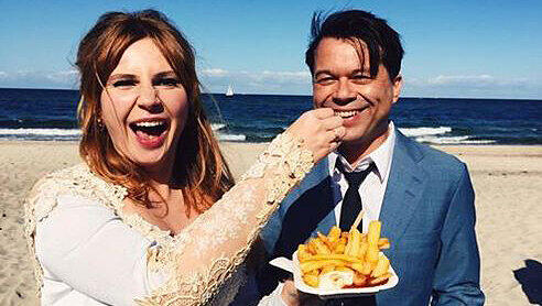 Pommes und Champagner! Markus Kavka hat seine Babette an der Ostsee geheiratet. Pommes und Champagner! Markus Kavka hat seine Babette an der Ostsee geheiratet.