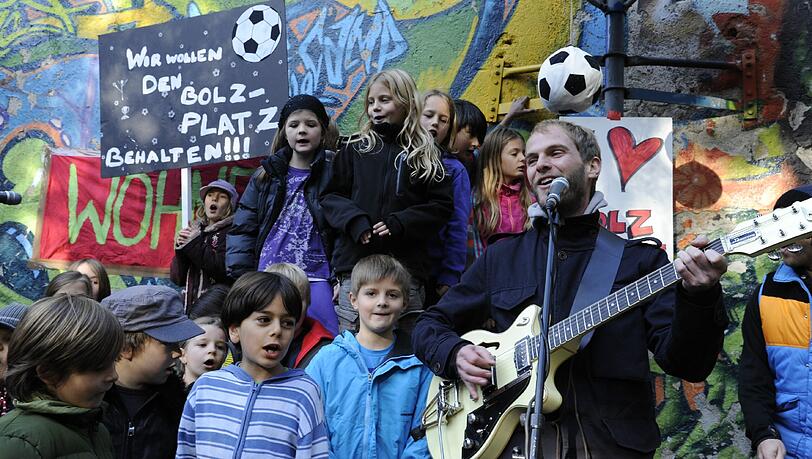 Viele Bewohner im Glockenbachviertel hatten sich für den Erhalt des Bolzplatzes eingesetzt. Und auch die Sportfreunde Stiller. Viele Bewohner im Glockenbachviertel hatten sich für den Erhalt des Bolzplatzes eingesetzt. Und auch die Sportfreunde Stiller.