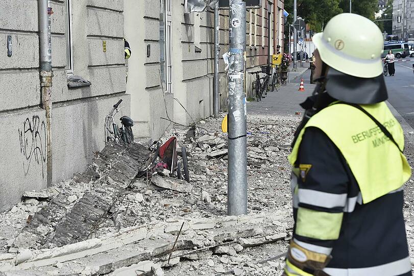 In der Kapuzinerstraße sind Teile eines Hausdachs einfach auf die Straße gefallen.
