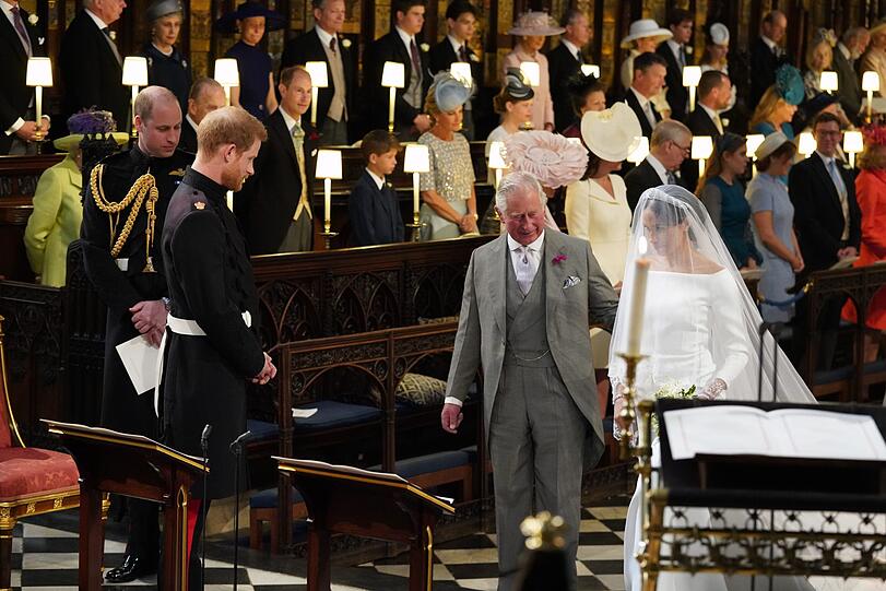 Prinz Charles führt Meghan zum Altar