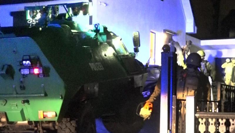 Ein gepanzertes Polizeifahrzeug steht in der Einfahrt zu einem Haus in Dortmund. Ein gepanzertes Polizeifahrzeug steht in der Einfahrt zu einem Haus in Dortmund.