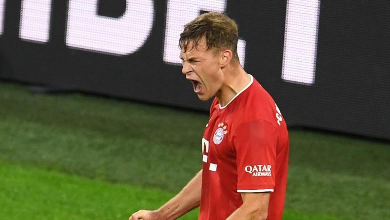 Joshua Kimmich jubelt, hier beim Spiel gegen Borussia Dortmund nach einem Tor.