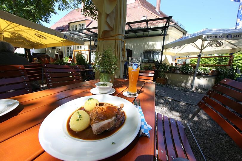 Rustikales beim Alten Wirt: ein Schweinsbraten für 13,55 Euro.
