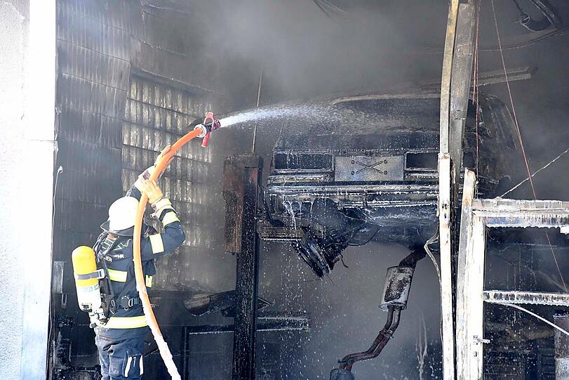 Die Feuerwehr bekam das Feuer in der Autowerkstatt zügig unter Kontrolle.