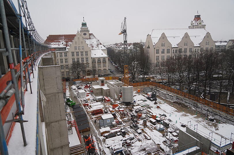 Von der (künftigen) Gemeinschaftsdachterrasse kann man dem neuen Elisabethmarkt beim Wachsen zusehen.