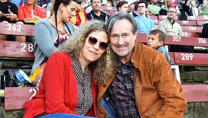 Ein Herz und eine Seele - und das seit zwölf Jahren: Schauspieler Helmut Zierl und seine Sabrina. Ein Herz und eine Seele - und das seit zwölf Jahren: Schauspieler Helmut Zierl und seine Sabrina.