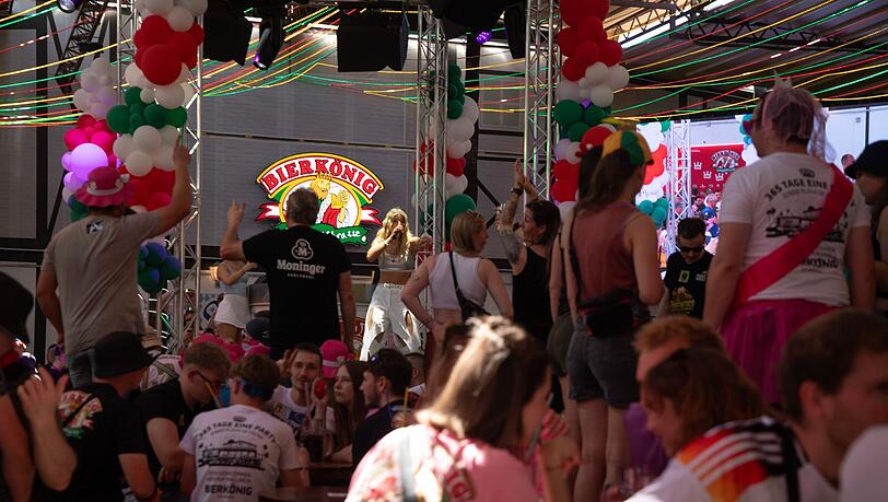 Stimmung "unfassbar gut": Im Bierk&ouml;nig wird wieder gefeiert.