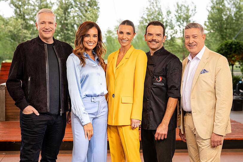 Testen die Vielfalt des Grill-Brutzelns aus (von links): Alexander Herrmann, Jana Ina Zarrella, Laura Wontorra, Steffen Henssler und Joachim Llambi. Testen die Vielfalt des Grill-Brutzelns aus (von links): Alexander Herrmann, Jana Ina Zarrella, Laura Wontorra, Steffen Henssler und Joachim Llambi.