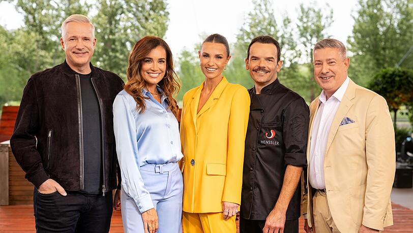 Testen die Vielfalt des Grill-Brutzelns aus (von links): Alexander Herrmann, Jana Ina Zarrella, Laura Wontorra, Steffen Henssler und Joachim Llambi. Testen die Vielfalt des Grill-Brutzelns aus (von links): Alexander Herrmann, Jana Ina Zarrella, Laura Wontorra, Steffen Henssler und Joachim Llambi.