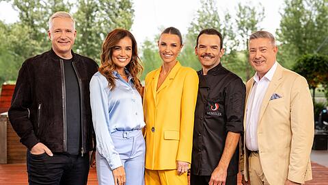 Testen die Vielfalt des Grill-Brutzelns aus (von links): Alexander Herrmann, Jana Ina Zarrella, Laura Wontorra, Steffen Henssler und Joachim Llambi.