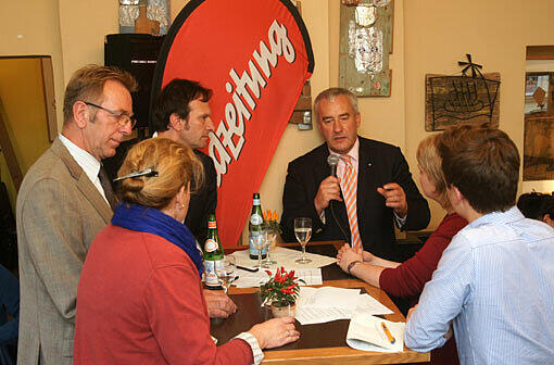 Ludwig Spaenle (Mitte) mit (i. Uhrzeigersinn): Annette Zoch, André Candidus, Susanne Arndt, Bernd Grüter und AZ-Chef Arno Makowsky.