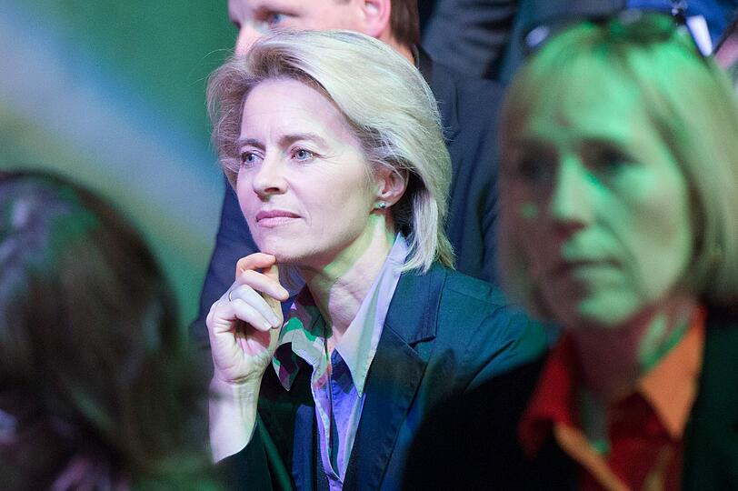 Die Bundesministerin für Arbeit und Soziales, Ursula von der Leyen (CDU) schaut sich im Fernsehstudio in Berlin-Adlershof das einzige TV-Duell der Kanzlerkandidaten an.