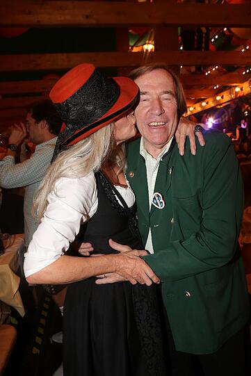 Und Günter Netzer bekommt ein Bussi von seiner Elvira.