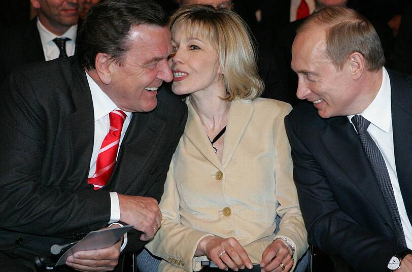Schröder und Putin bei der Eröffnung der Hannover-Messe 2005 mit Schröders Ehefrau Doris Schröder-Köpf. Die Schröders haben 2004 und 2006 zwei russische Kinder adoptiert.