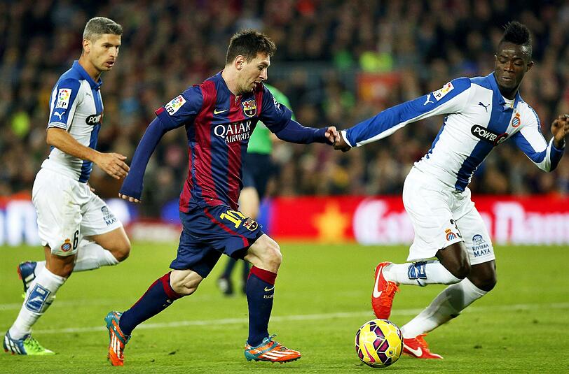 Eric Bertrand Bailly vom RCD Espanyol (rechts) hier im Duell mit Lionel Messi vom FC Barcelona