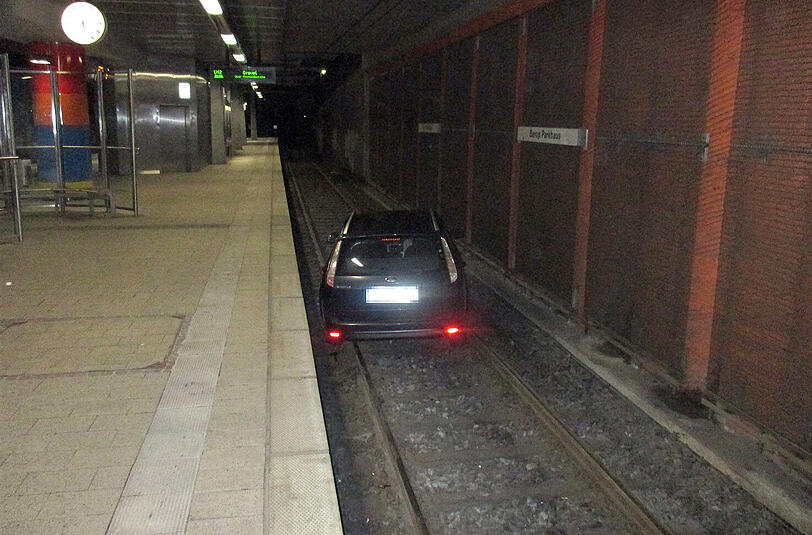 Zu tief ins Glas geschaut hatte ein 31-Jähriger am Samstag in Dortmund. Das Ergebnis sehen Sie im Foto.