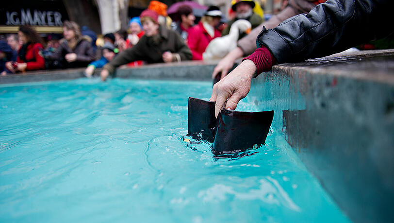 Jedes Jahr am Aschermittwoch waschen die Vertreter des Rathauses und zahlreiche Münchner ihren Geldbeutel im Fischbrunnen. Jedes Jahr am Aschermittwoch waschen die Vertreter des Rathauses und zahlreiche Münchner ihren Geldbeutel im Fischbrunnen.