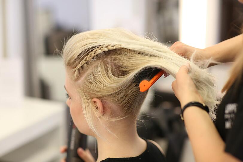 Dann die Haare von unten aufbürsten &ndash; Volumen ist wichtig! Und nicht mit Schaumfestiger sparen.