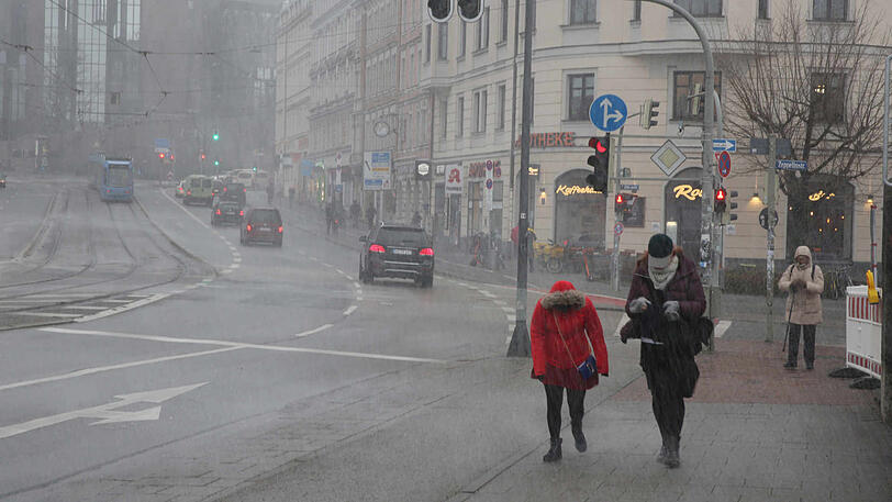 Bilder vom stürmischen Dienstag in München. Mittlerweile hat der Deutsche Wetterdienst die Unwetterwarnung aufgehoben.