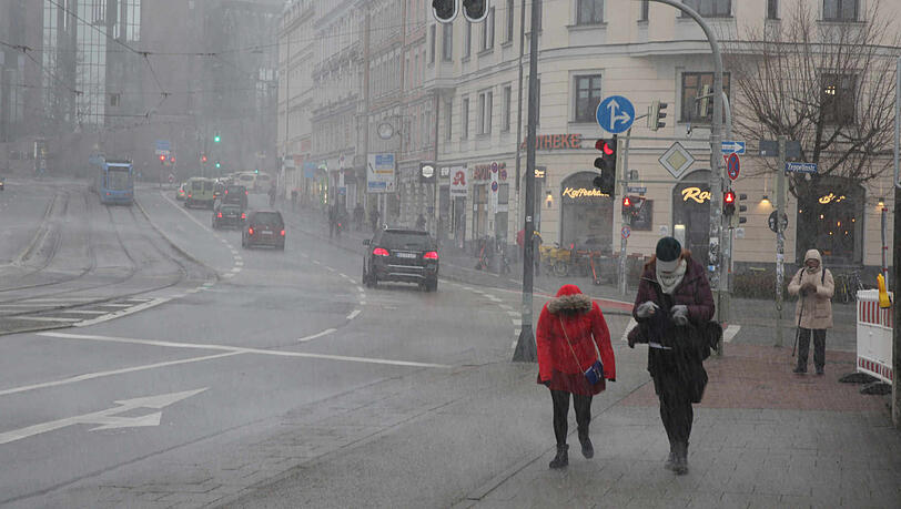 Bilder vom stürmischen Dienstag in München. Mittlerweile hat der Deutsche Wetterdienst die Unwetterwarnung aufgehoben.