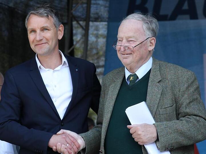 AfD-Chef Alexander Gauland (r) und Björn Höcke, Fraktionsvorsitzender der AfD im Thüringer Landtag, stehen Seite an Seite in Erfurt.