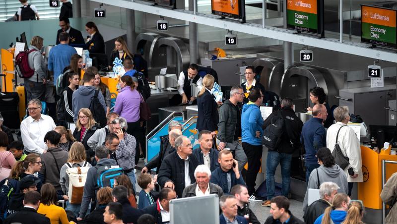 Reisende laufen durch den Flughafen München. Foto: Sina Schuldt/dpa Reisende laufen durch den Flughafen München. Foto: Sina Schuldt/dpa