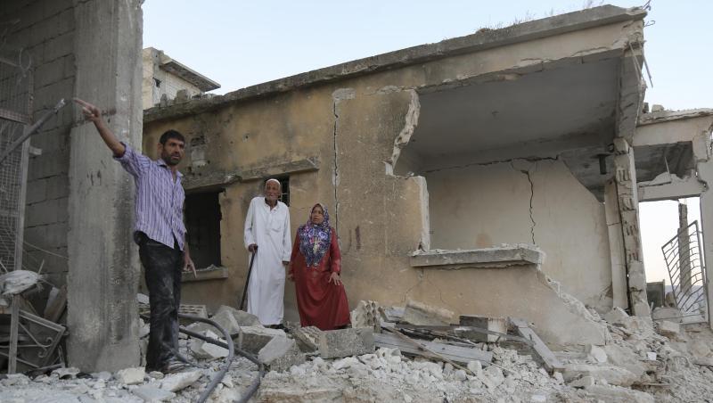 Bürger begutachten den Schaden an einem Haus, das bei Luftangriffen auf den Ort Muhambai zerstört wurde. Bei den Angriffen auf Syriens letztes großes Rebellengebiet um die Stadt Idlib sind Aktivisten zufolge 13 Menschen getötet worden. Bürger begutachten den Schaden an einem Haus, das bei Luftangriffen auf den Ort Muhambai zerstört wurde. Bei den Angriffen auf Syriens letztes großes Rebellengebiet um die Stadt Idlib sind Aktivisten zufolge 13 Menschen getötet worden.
