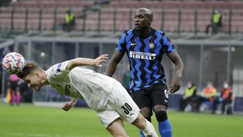 Doppeltorschütze Romelu Lukaku (r) rettete Inter Mailand einen Punkt gegen Borussia Mönchengladbach.
