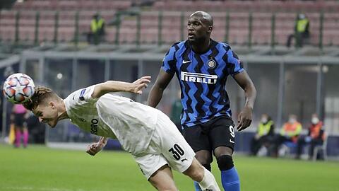 Doppeltorschütze Romelu Lukaku (r) rettete Inter Mailand einen Punkt gegen Borussia Mönchengladbach.