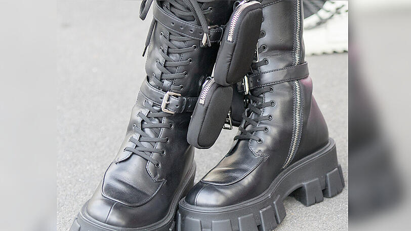 "Bag Boots" sind Schuhe mit abnehmbaren Mini-Taschen.