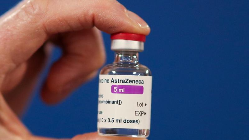 Eine Ampulle des Corona-Impfstoffs der Universität Oxford und des Pharmakonzerns Astrazeneca.