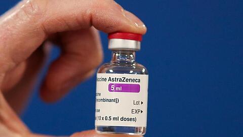 Eine Ampulle des Corona-Impfstoffs der Universität Oxford und des Pharmakonzerns Astrazeneca.