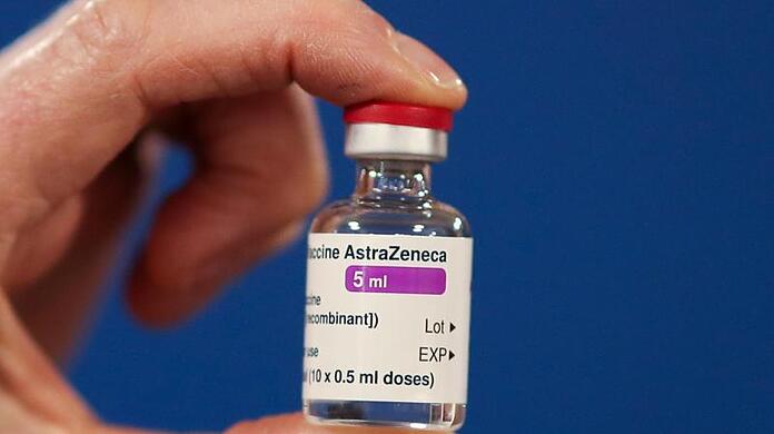 Eine Ampulle des Corona-Impfstoffs der Universität Oxford und des Pharmakonzerns Astrazeneca.