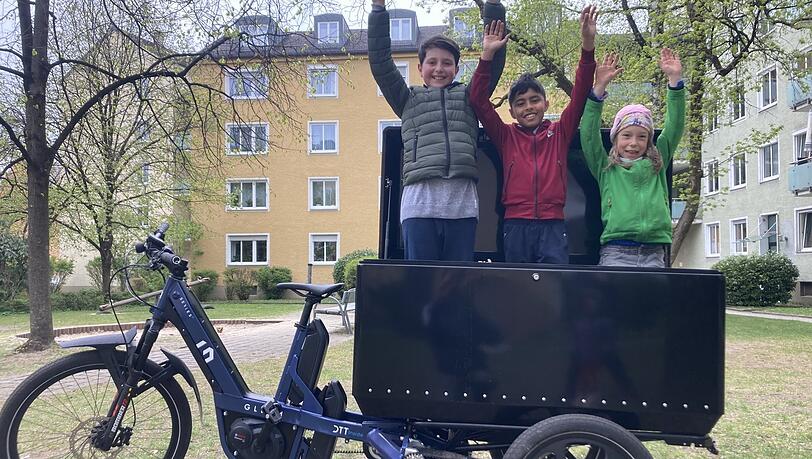 Kinder lieben das Mega-Dreirad von Gleam, dürfen aber bei diesem Aufbau mit Transportbox leider nicht mitfahren. Aber auch dafür hat Gleam Lösungen. www.gleam-bikes.com
