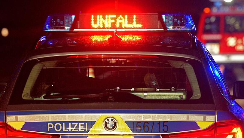 Ein Streifenwagen der Polizei steht an einer Unfallstelle. (Symbolbild)
