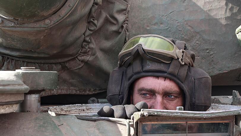 Ein ukrainischer Soldat blickt im Dorf Lukjaniwk, in der Region Kiew aus einem Panzer.
