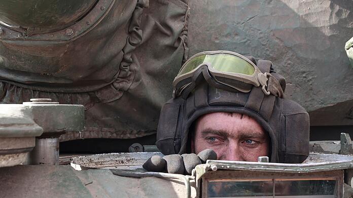 Ein ukrainischer Soldat blickt im Dorf Lukjaniwk, in der Region Kiew aus einem Panzer.